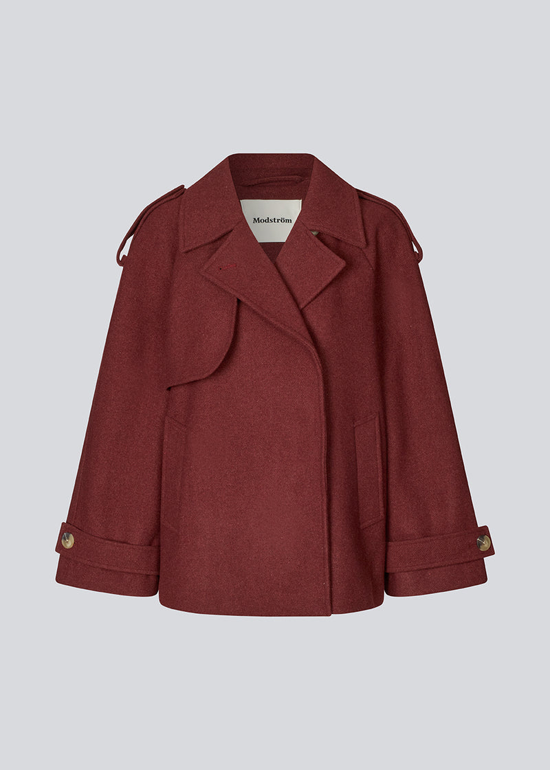 Cropped dobbeltradet uldfrakke med skjulte knapper. EsmundMD jacket har klassiske frakkedetaljer med raglanærmer og bredt bærestykke på ryggen. Med foer.&nbsp;