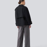 Cropped dobbeltradet uldfrakke med skjulte knapper. EsmundMD jacket har klassiske frakkedetaljer med raglanærmer og bredt bærestykke på ryggen. Med foer. Modellen er 175 cm og har en størrelse S/36 på.