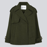 Cropped dobbeltradet uldfrakke med skjulte knapper. EsmundMD jacket i farven Dark Army har klassiske frakkedetaljer med raglanærmer og bredt bærestykke på ryggen. Med foer. Modellen er 175 cm og har en størrelse S/36 på.Cropped dobbeltradet uldfrakke med skjulte knapper. EsmundMD jacket i farven Dark Army har klassiske frakkedetaljer med raglanærmer og bredt bærestykke på ryggen. Med foer. Modellen er 175 cm og har en størrelse S/36 på.