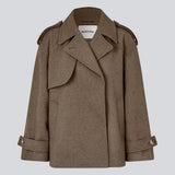 Cropped dobbeltradet uldfrakke i en brun farve med skjulte knapper. EsmundMD jacket har klassiske frakkedetaljer med raglanærmer og bredt bærestykke på ryggen. Med foer. Modellen er 175 cm og har en størrelse S/36 på.