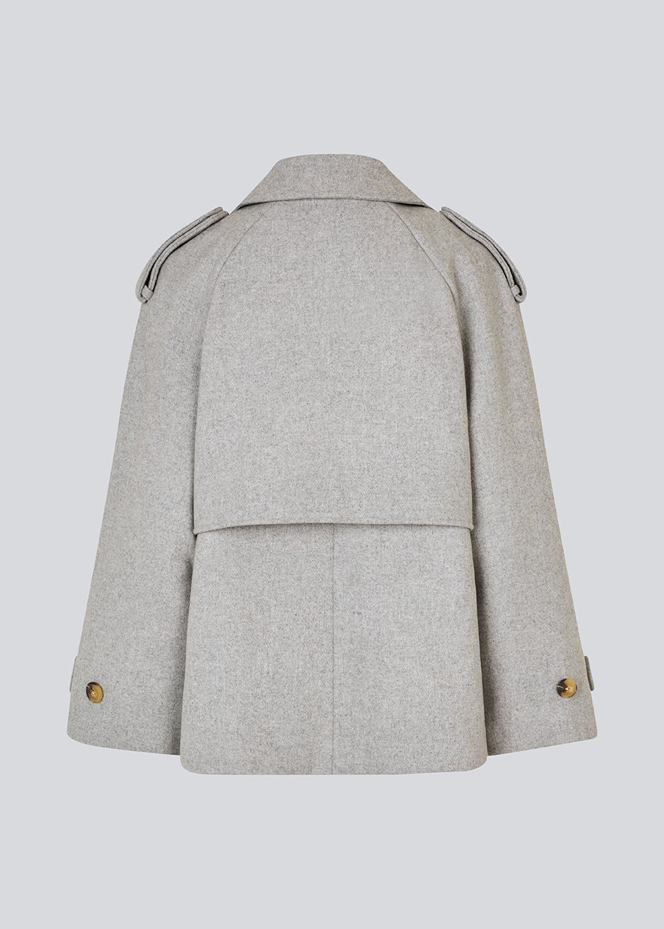 Lysegrå cropped dobbeltradet uldfrakke i lysegrå med skjulte knapper. EsmundMD jacket har klassiske frakkedetaljer med raglanærmer og bredt bærestykke på ryggen. Med foer. Modellen er 175 cm og har en størrelse S/36 på.