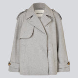 Lysegrå cropped dobbeltradet uldfrakke i lysegrå med skjulte knapper. EsmundMD jacket har klassiske frakkedetaljer med raglanærmer og bredt bærestykke på ryggen. Med foer. Modellen er 175 cm og har en størrelse S/36 på.