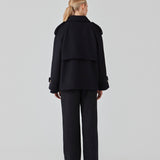 Cropped dobbeltradet uldfrakke med skjulte knapper. EsmundMD jacket har klassiske frakkedetaljer med raglanærmer og bredt bærestykke på ryggen. Med foer. Modellen er 175 cm og har en størrelse S/36