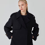 Cropped dobbeltradet uldfrakke med skjulte knapper. EsmundMD jacket har klassiske frakkedetaljer med raglanærmer og bredt bærestykke på ryggen. Med foer. Modellen er 175 cm og har en størrelse S/36