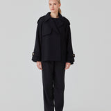 Cropped dobbeltradet uldfrakke med skjulte knapper. EsmundMD jacket har klassiske frakkedetaljer med raglanærmer og bredt bærestykke på ryggen. Med foer. Modellen er 175 cm og har en størrelse S/36