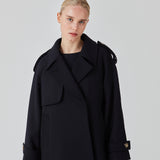 Cropped dobbeltradet uldfrakke med skjulte knapper. EsmundMD jacket har klassiske frakkedetaljer med raglanærmer og bredt bærestykke på ryggen. Med foer. Modellen er 175 cm og har en størrelse S/36