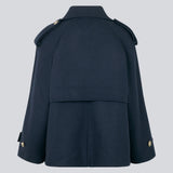 Cropped dobbeltradet uldfrakke med skjulte knapper. EsmundMD jacket har klassiske frakkedetaljer med raglanærmer og bredt bærestykke på ryggen. Med foer. Modellen er 175 cm og har en størrelse S/36