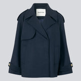 Cropped dobbeltradet uldfrakke med skjulte knapper. EsmundMD jacket har klassiske frakkedetaljer med raglanærmer og bredt bærestykke på ryggen. Med foer. Modellen er 175 cm og har en størrelse S/36