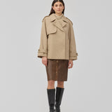 Dobbeltradet beige uldfrakke med skjulteknapper. EsmundMD jacket har klassiske frakke detaljer med raglanærmer og bredt bærestykke på ryggen.