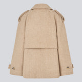 Dobbeltradet beige uldfrakke med skjulteknapper. EsmundMD jacket har klassiske frakke detaljer med raglanærmer og bredt bærestykke på ryggen.