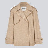 Dobbeltradet beige uldfrakke med skjulteknapper. EsmundMD jacket har klassiske frakke detaljer med raglanærmer og bredt bærestykke på ryggen.