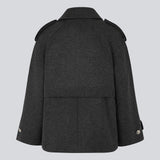 Sort dobbeltradet uldfrakke med skjulteknapper. EsmundMD jacket har klassiske frakke detaljer med raglanærmer og bredt bærestykke på ryggen.