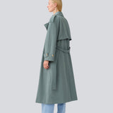 Oversized dobbeltradet trenchcoat med bindebånd i taljen. EvieMD jacket har lav skuldersøm og lange, brede ærmer med foer.
