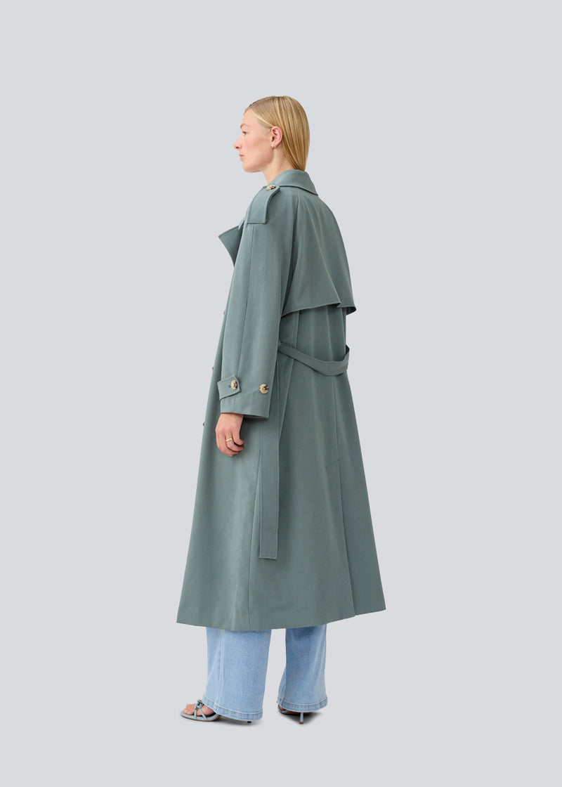 Oversized dobbeltradet trenchcoat med bindebånd i taljen. EvieMD jacket har lav skuldersøm og lange, brede ærmer med foer.