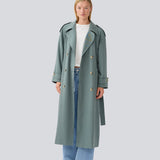Oversized dobbeltradet trenchcoat med bindebånd i taljen. EvieMD jacket har lav skuldersøm og lange, brede ærmer med foer.