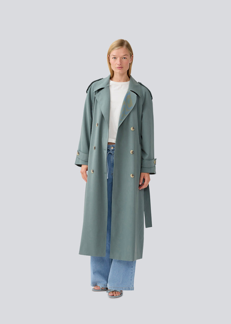 Oversized dobbeltradet trenchcoat med bindebånd i taljen. EvieMD jacket har lav skuldersøm og lange, brede ærmer med foer.