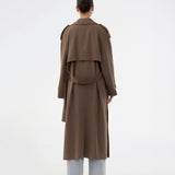 Oversized dobbeltradet trench coat i mørkebrun med bindebånd i taljen. EvieMD jacket har lav skuldersøm og lange, brede ærmer. Med foer.&nbsp;
