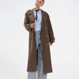 Oversized dobbeltradet trench coat i mørkebrun med bindebånd i taljen. EvieMD jacket har lav skuldersøm og lange, brede ærmer. Med foer.&nbsp;