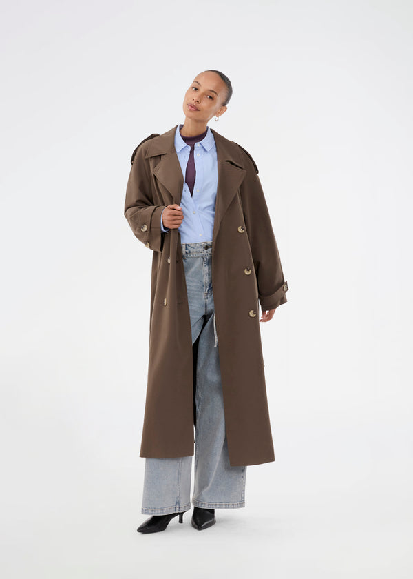 Oversized dobbeltradet trench coat i mørkebrun med bindebånd i taljen. EvieMD jacket har lav skuldersøm og lange, brede ærmer. Med foer.&nbsp;