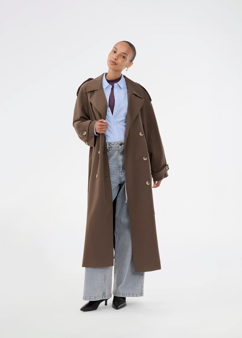Oversized dobbeltradet trench coat i mørkebrun med bindebånd i taljen. EvieMD jacket har lav skuldersøm og lange, brede ærmer. Med foer.&nbsp;