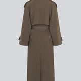 Oversized dobbeltradet trench coat i mørkebrun med bindebånd i taljen. EvieMD jacket har lav skuldersøm og lange, brede ærmer. Med foer. Modellen er 175 cm og har en størrelse S/36 på.