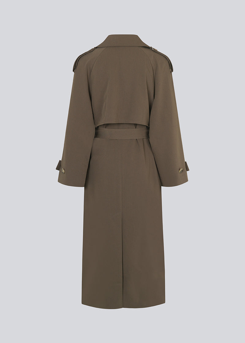 Oversized dobbeltradet trench coat i mørkebrun med bindebånd i taljen. EvieMD jacket har lav skuldersøm og lange, brede ærmer. Med foer. Modellen er 175 cm og har en størrelse S/36 på.