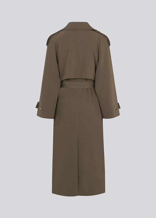 Oversized dobbeltradet trench coat i mørkebrun med bindebånd i taljen. EvieMD jacket har lav skuldersøm og lange, brede ærmer. Med foer. Modellen er 175 cm og har en størrelse S/36 på.
