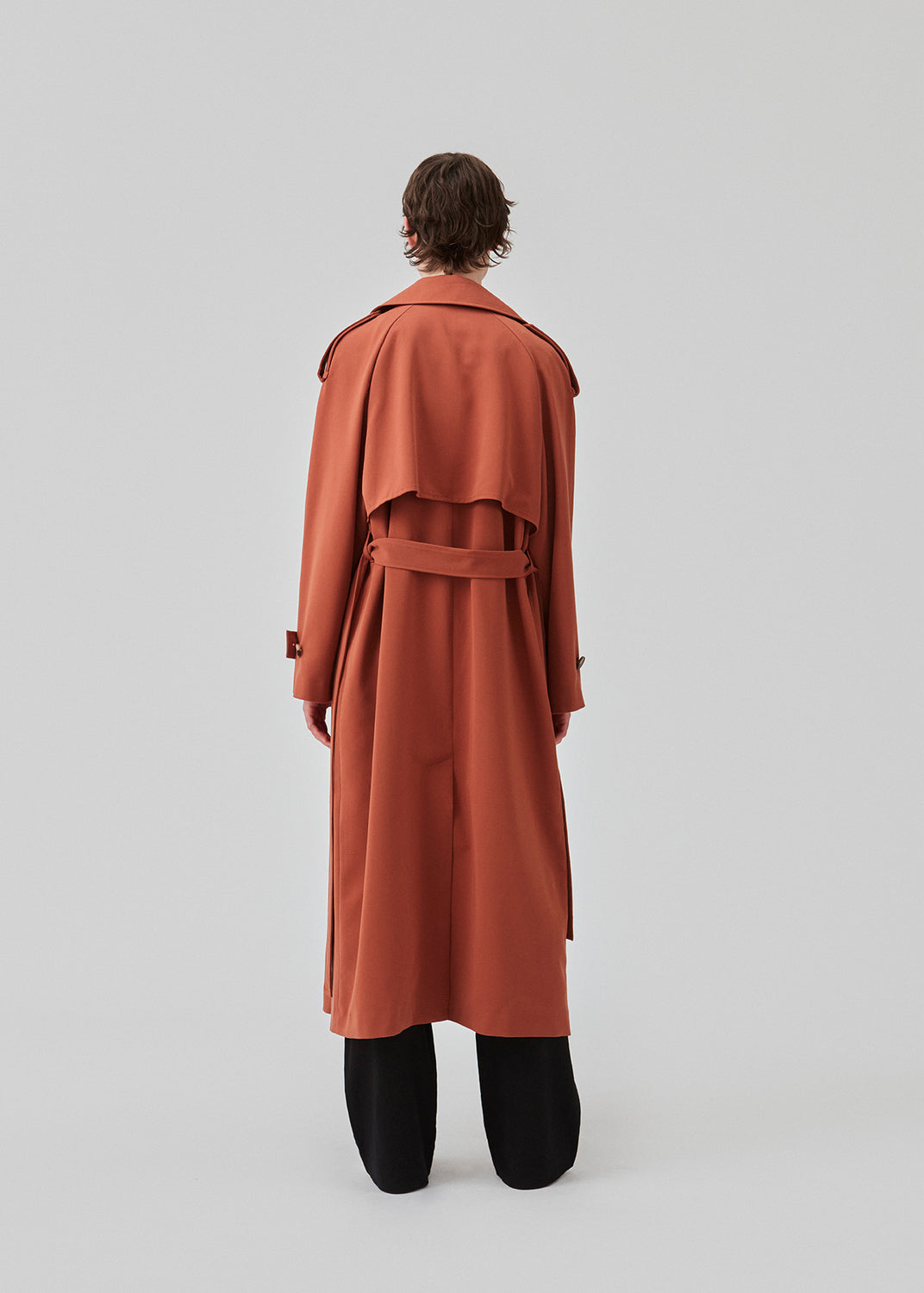 Oversized dobbeltradet trench coat i farven Maple med bindebånd i taljen. EvieMD jacket har lav skuldersøm og lange, brede ærmer. Med foer. Modellen er 175 cm og har en størrelse S/36 på.