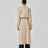 Oversized dobbeltradet trench coat med bindebånd i taljen. EvieMD jacket har lav skuldersøm og lange, brede ærmer. Med foer. Modellen er 175 cm og har en størrelse S/36 på