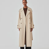 Oversized dobbeltradet trench coat med bindebånd i taljen. EvieMD jacket har lav skuldersøm og lange, brede ærmer. Med foer. Modellen er 175 cm og har en størrelse S/36 på