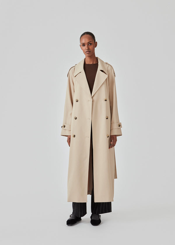 Oversized dobbeltradet trench coat med bindebånd i taljen. EvieMD jacket har lav skuldersøm og lange, brede ærmer. Med foer. Modellen er 175 cm og har en størrelse S/36 på