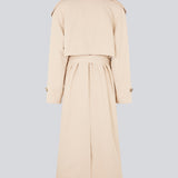 Oversized dobbeltradet trench coat i lys beige med bindebånd i taljen. EvieMD jacket har lav skuldersøm og lange, brede ærmer. Med foer. Modellen er 175 cm og har en størrelse S/36 på.