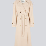 Oversized dobbeltradet trench coat i lys beige med bindebånd i taljen. EvieMD jacket har lav skuldersøm og lange, brede ærmer. Med foer. Modellen er 175 cm og har en størrelse S/36 på.