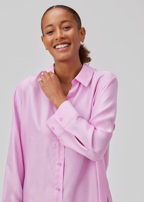 Skjorte i farven pastel lavender kvalitet af silke med løs pasform. FableMD shirt har krave og knaplukning fortil, lange ærmer med vidde og bred manchet. Modellen er 175 cm og har en størrelse S/36 på.