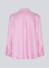 Skjorte i farven pastel lavender kvalitet af silke med løs pasform. FableMD shirt har krave og knaplukning fortil, lange ærmer med vidde og bred manchet. Modellen er 175 cm og har en størrelse S/36 på.