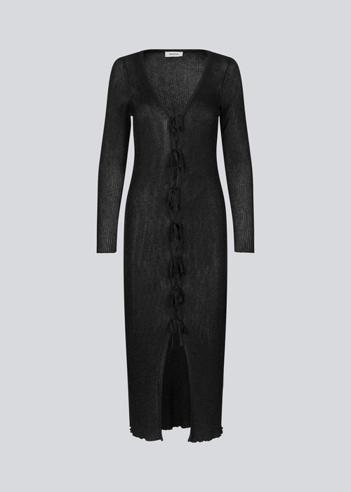 Lang sort tyndt strikket kjole med let gennemsigtigt udtryk. FaddieMD dress har v-udskæring, lange ærmer og lukkes fortil med bindebånd. 