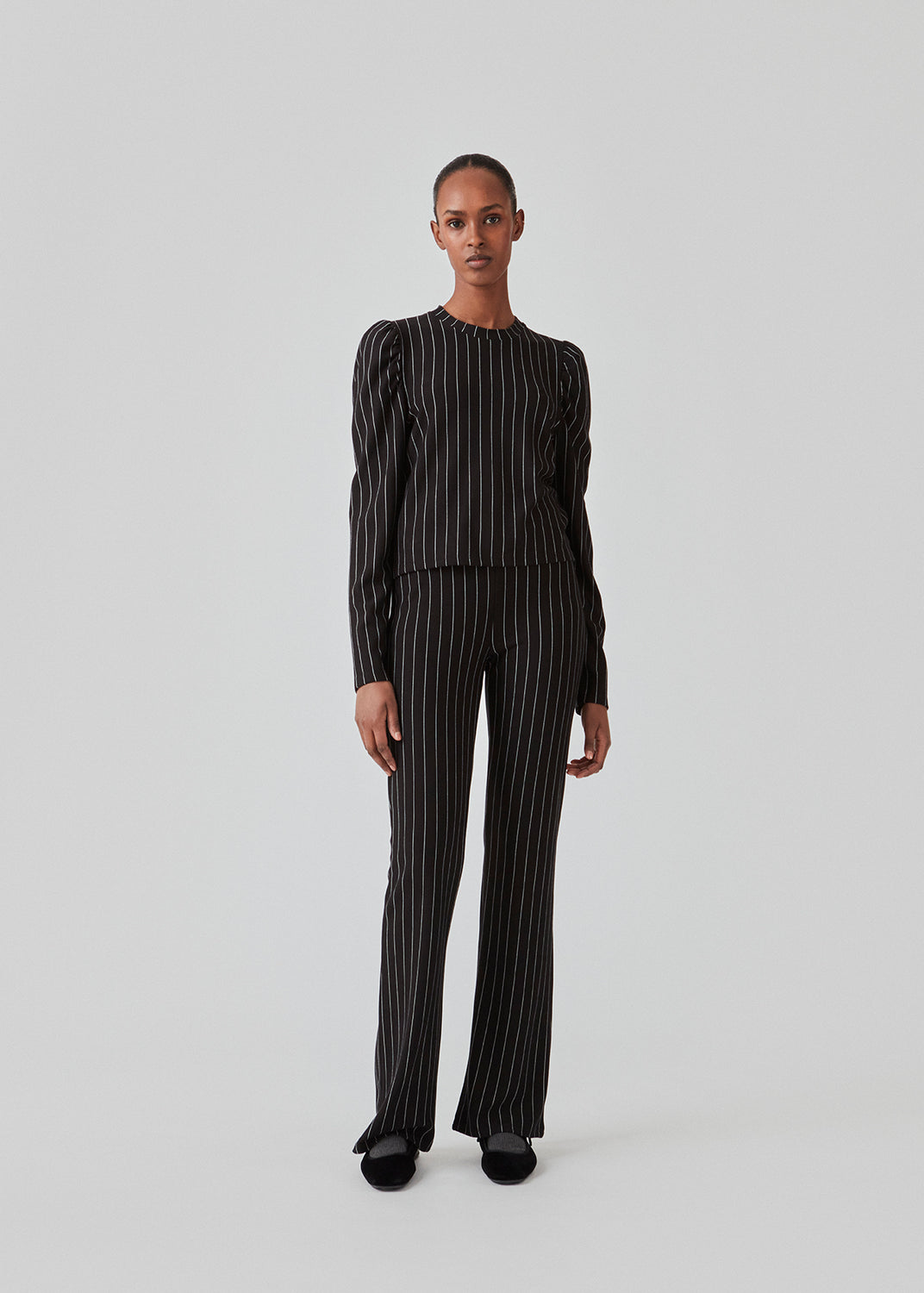 Blød og stretchy top med afslappet silhuet. FadilMD o-neck har rund hals og lange ærmer med puf ved skulderen. Modellen er 175 cm og har en størrelse S/36 på.