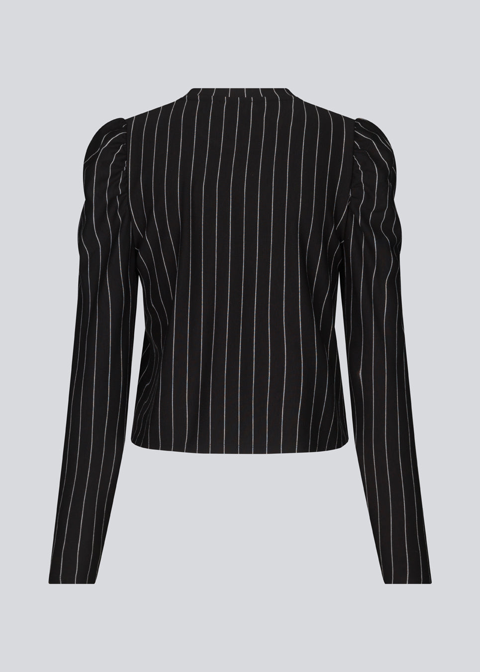 Blød og stretchy top med afslappet silhuet. FadilMD o-neck har rund hals og lange ærmer med puf ved skulderen. Modellen er 175 cm og har en størrelse S/36 på.