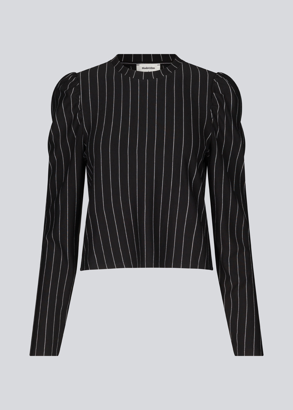 Blød og stretchy top med afslappet silhuet. FadilMD o-neck har rund hals og lange ærmer med puf ved skulderen. Modellen er 175 cm og har en størrelse S/36 på.