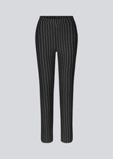 Stretchy bukser i blød kvalitet med smalle, lige ben og beklædt elastik i taljen. FadilMD pants har lodrette pin stripe detaljer. Modellen er 175 cm og har en størrelse S/36 på.
