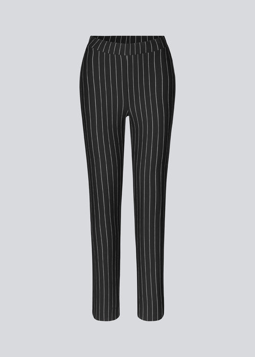 Stretchy bukser i blød kvalitet med smalle, lige ben og beklædt elastik i taljen. FadilMD pants har lodrette pin stripe detaljer. Modellen er 175 cm og har en størrelse S/36 på.
