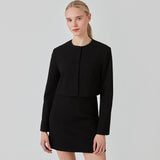 Cropped blazer i struktureret materiale. FaiMD blazer er uden krave, har betrukne knapper foran og lange, smalle ærmer. Med foer. Style med matchende nederdel: FaiMD skirt.