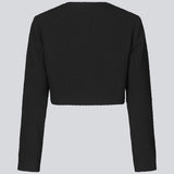 Cropped blazer i struktureret materiale. FaiMD blazer er uden krave, har betrukne knapper foran og lange, smalle ærmer. Med foer. Style med matchende nederdel: FaiMD skirt.