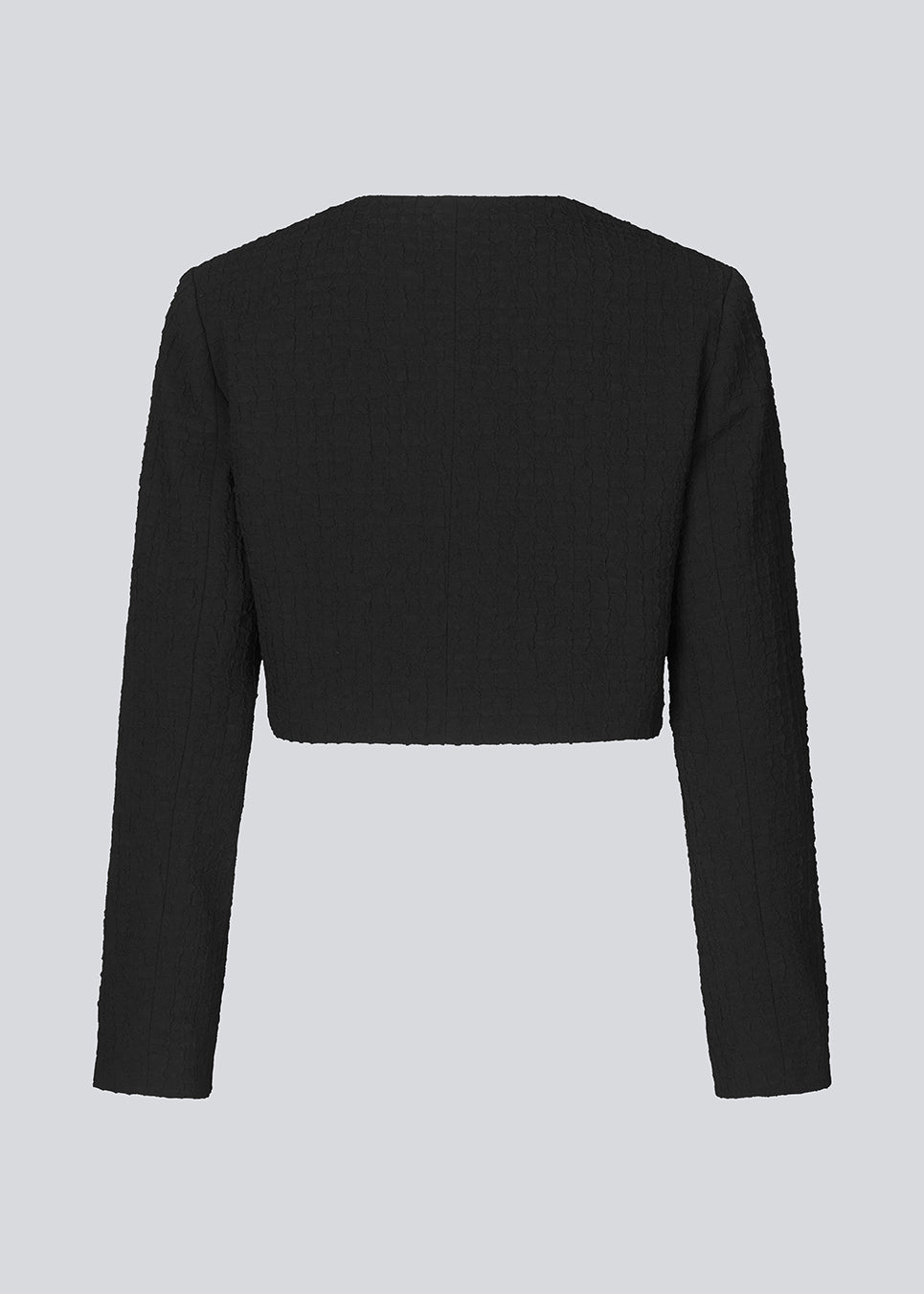 Cropped blazer i struktureret materiale. FaiMD blazer er uden krave, har betrukne knapper foran og lange, smalle ærmer. Med foer. Style med matchende nederdel: FaiMD skirt.