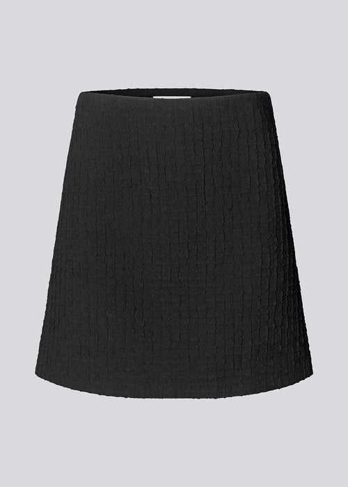 Kort nederdel med A-silhuet i struktureret materiale. FaiMD skirt har høj talje med skjult lynlås i siden. Med foer. Style med matchende blazer: FaiMD blazer.