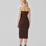 Tætsiddende midi-nederdel i blød, ribbet materiale. FainaMD skirt har en høj talje med beklædt elastik og en høj slids foran. Del af matchende sæt, shop toppen her. Modellen er 175 cm og har en størrelse S/36 på.