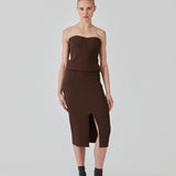 Tætsiddende midi-nederdel i blød, ribbet materiale. FainaMD skirt har en høj talje med beklædt elastik og en høj slids foran. Del af matchende sæt, shop toppen her. Modellen er 175 cm og har en størrelse S/36 på.