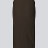 Tætsiddende midi-nederdel i blød, ribbet materiale. FainaMD skirt har en høj talje med beklædt elastik og en høj slids foran. Del af matchende sæt, shop toppen her. Modellen er 175 cm og har en størrelse S/36 på.