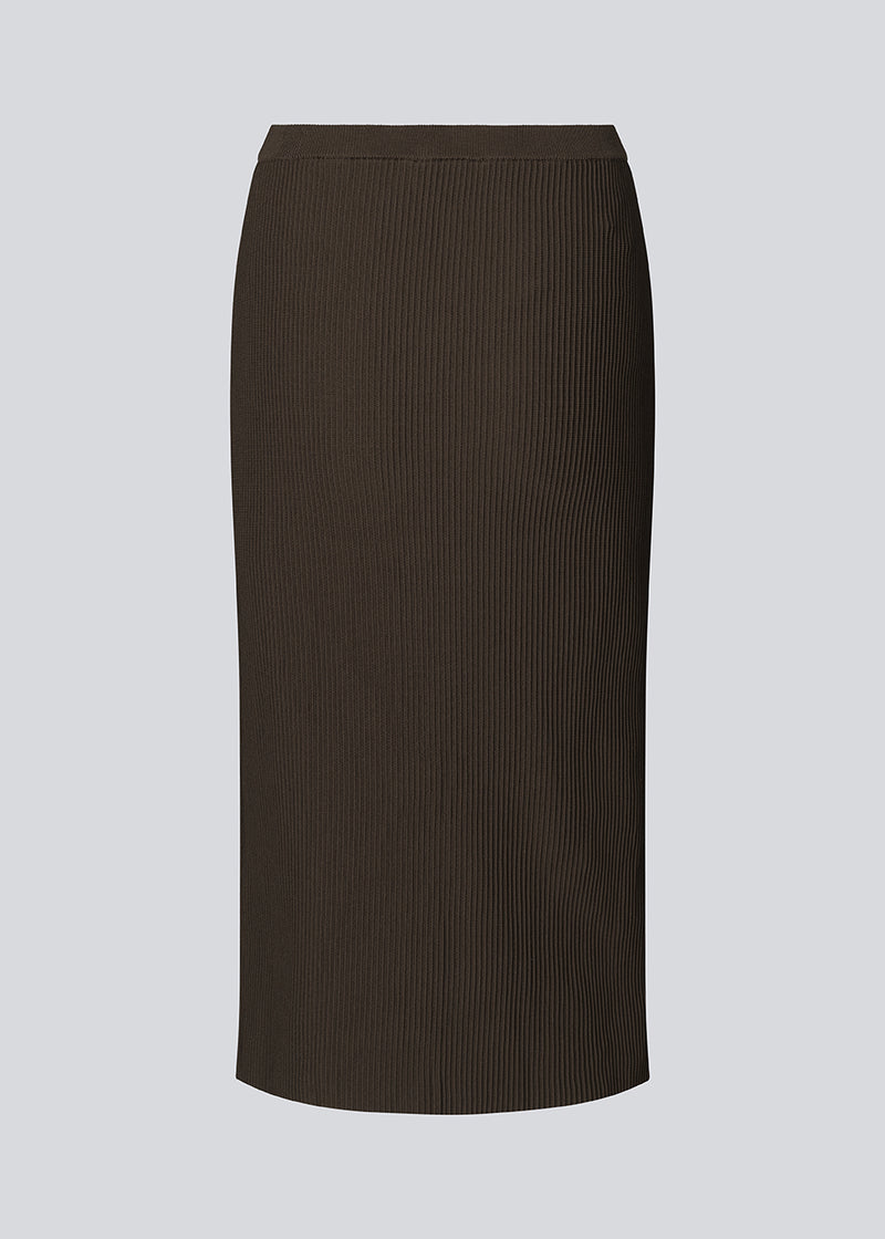 Tætsiddende midi-nederdel i blød, ribbet materiale. FainaMD skirt har en høj talje med beklædt elastik og en høj slids foran. Del af matchende sæt, shop toppen her. Modellen er 175 cm og har en størrelse S/36 på.
