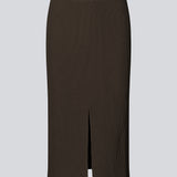 Tætsiddende midi-nederdel i blød, ribbet materiale. FainaMD skirt har en høj talje med beklædt elastik og en høj slids foran. Del af matchende sæt, shop toppen her. Modellen er 175 cm og har en størrelse S/36 på.